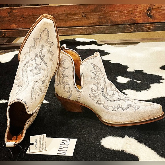 🚫SOLD🚫White/Cream Weathered Leather Stitched Booties - Picture 1 of 2